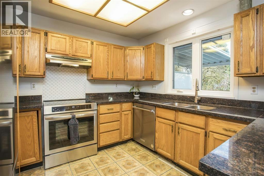 Upper-9890 Lyndhurst Street, Burnaby, BC, V3J 1G1 5
