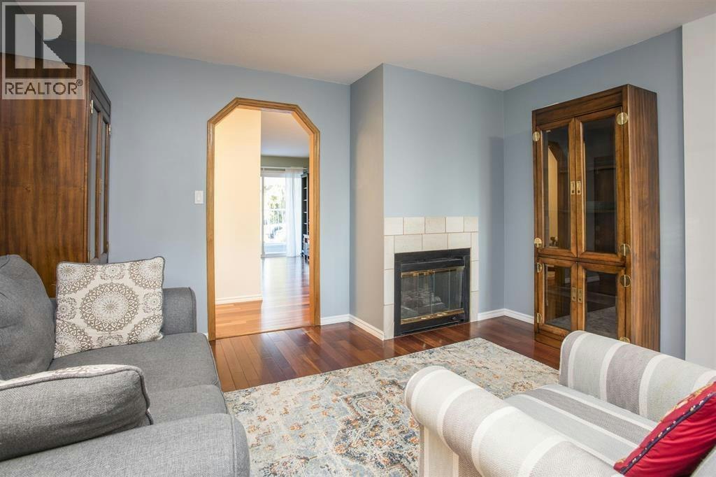Upper-9890 Lyndhurst Street, Burnaby, BC, V3J 1G1 3
