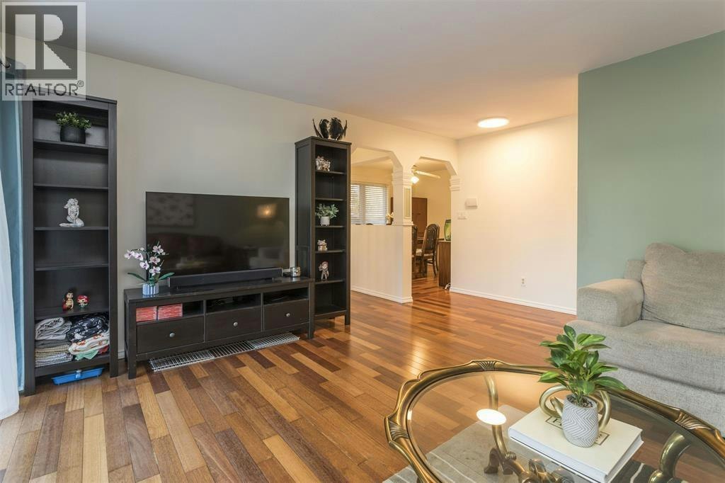 Upper-9890 Lyndhurst Street, Burnaby, BC, V3J 1G1 2