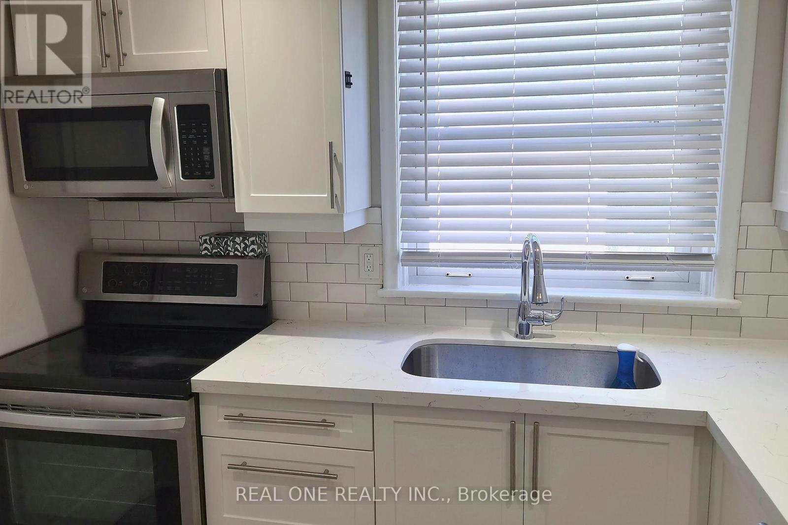 MAIN LEVEL-15 Castille Avenue, Toronto, ON, M1R 2B9 - 12