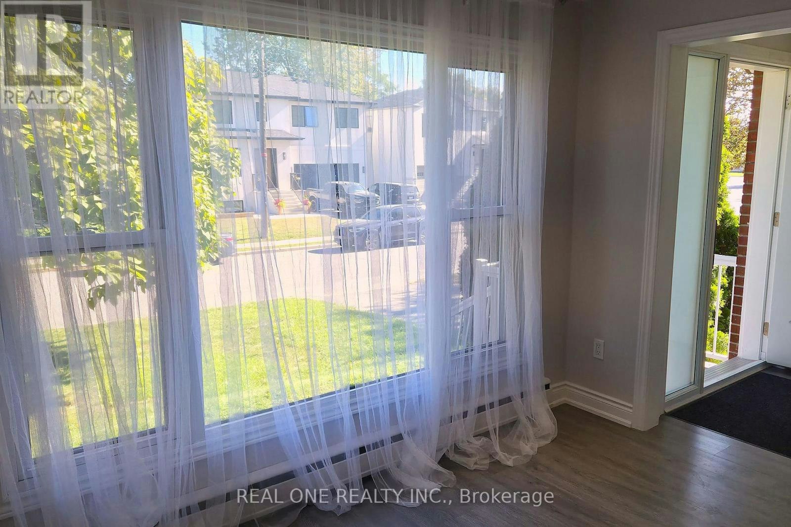 MAIN LEVEL-15 Castille Avenue, Toronto, ON, M1R 2B9 - 8