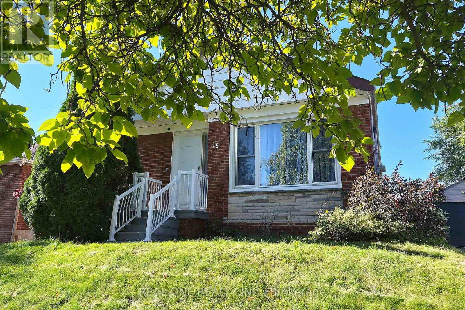 MAIN LEVEL-15 Castille Avenue, Toronto, ON, M1R 2B9 - 2