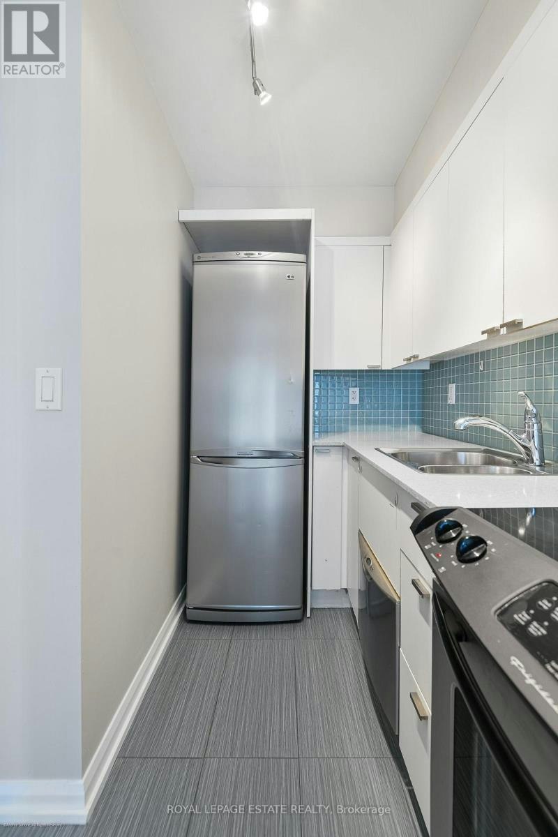 938-111 Elizabeth Street, Toronto, ON, M5G 1P7 - 7