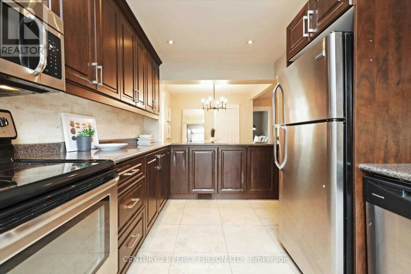 UPPER-10 Muriel Avenue, Toronto, ON, M4J 2X9 - 2