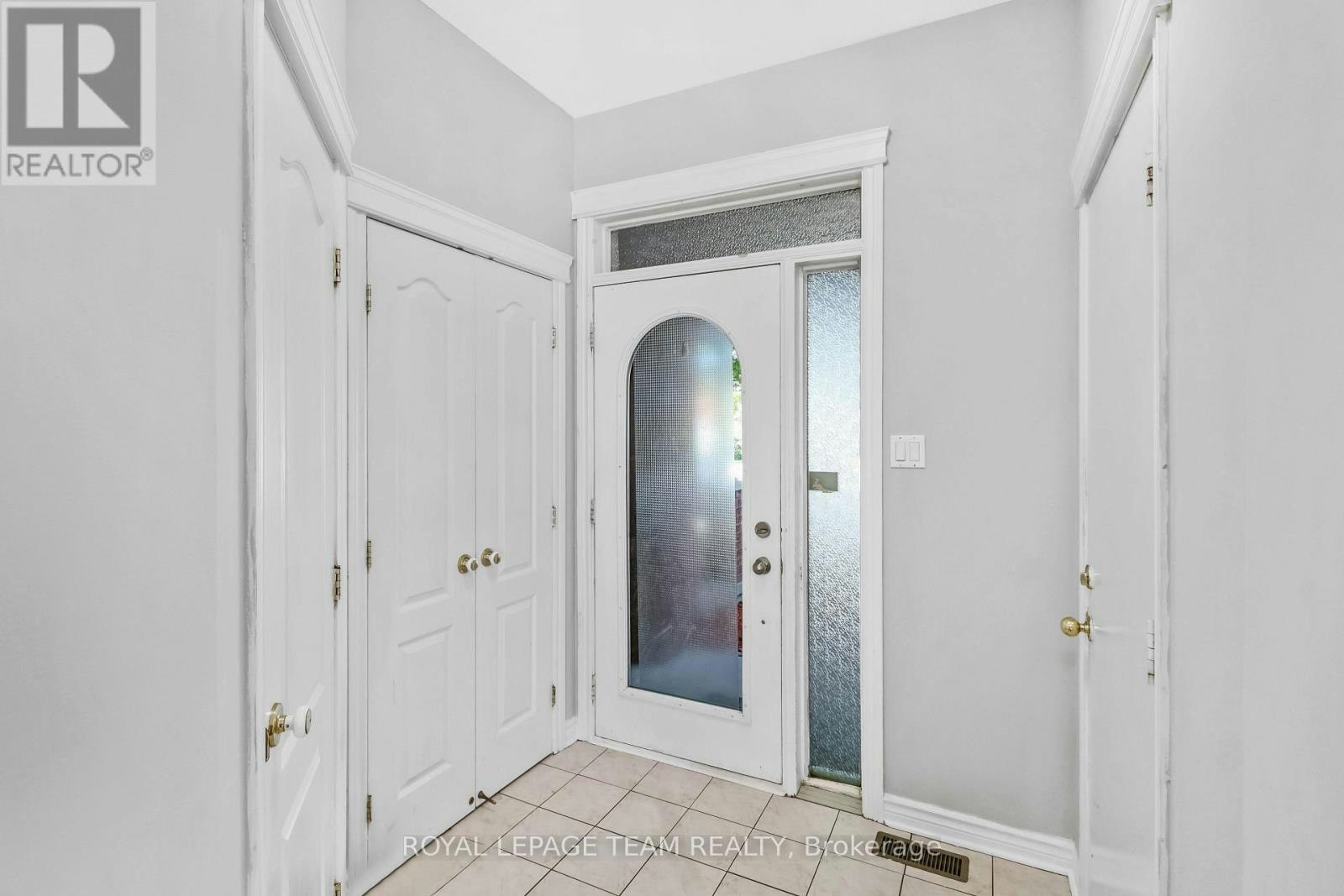 141 Hearst Way, Ottawa, ON, K2L 4G5 - 4