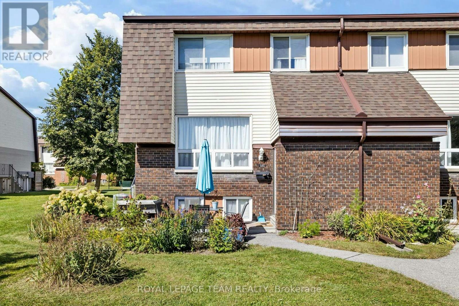 47-38 Woodvale, Ottawa, ON, K2G 4H4
