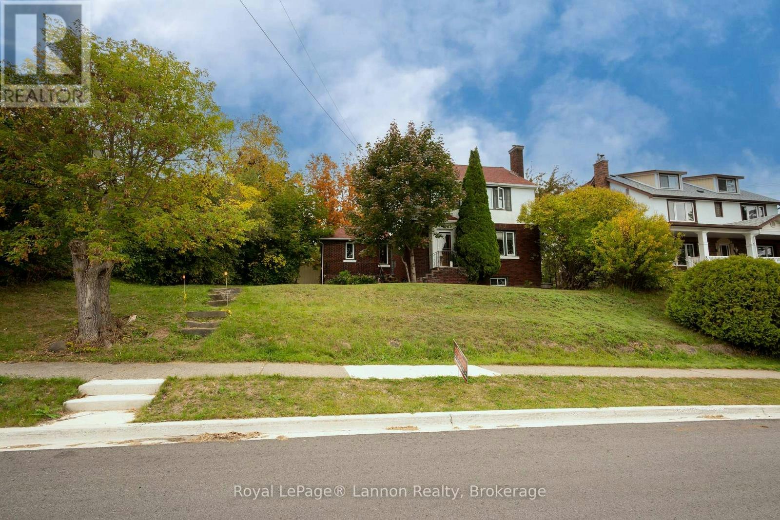 82 College Street W, Thunder Bay, ON, P7A 5J4