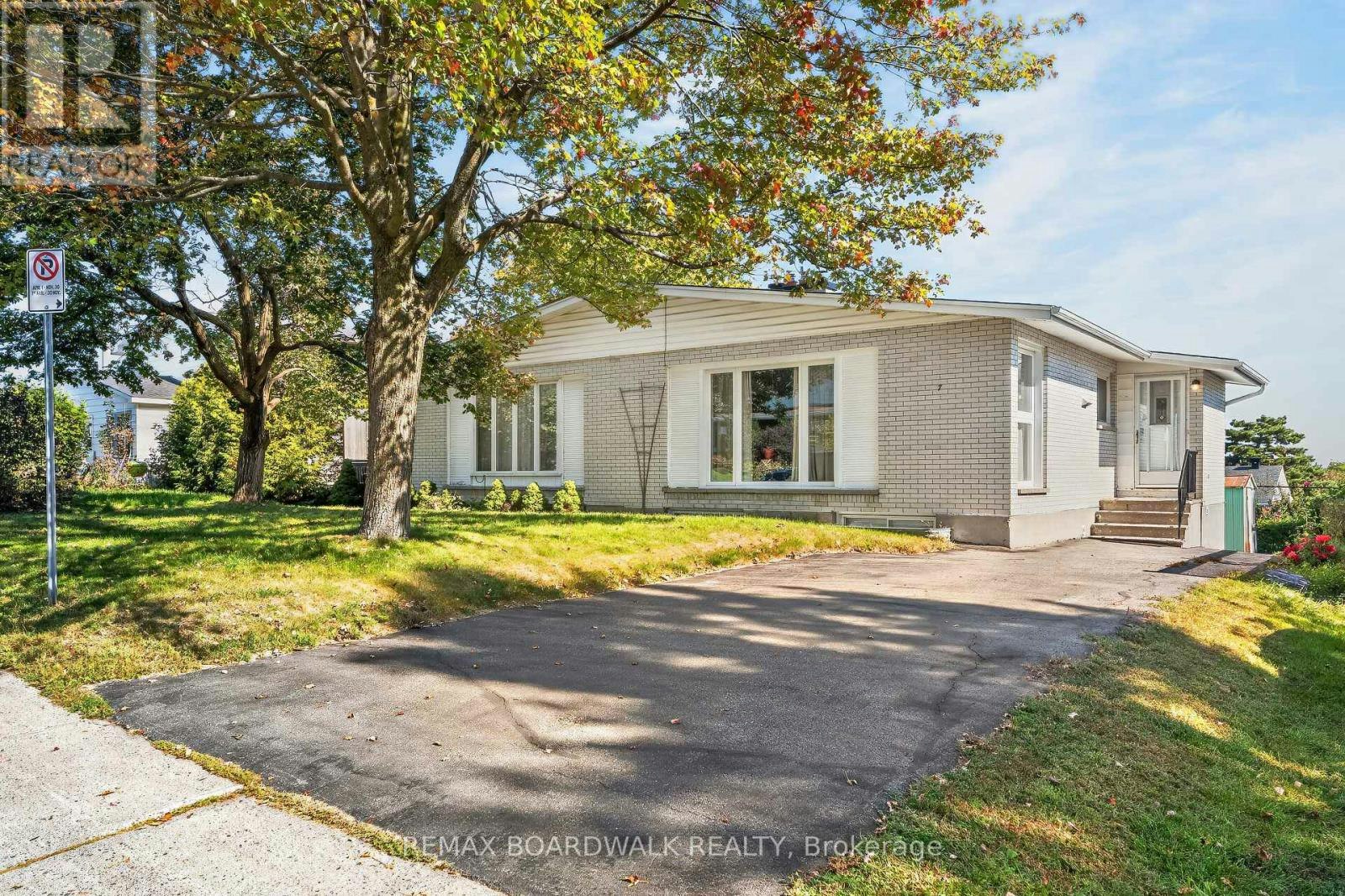 7 Charkay Street, Ottawa, ON, K2E 5N5