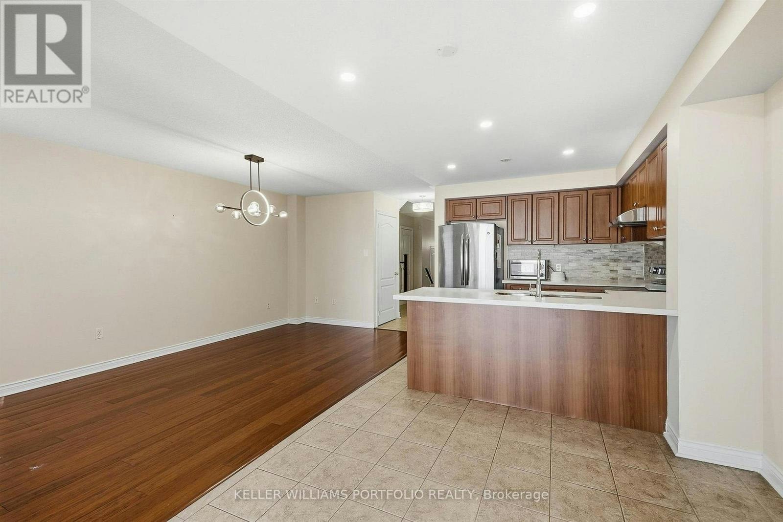 8 Gateway Court, Whitby, ON, L1R 3M9 - 10