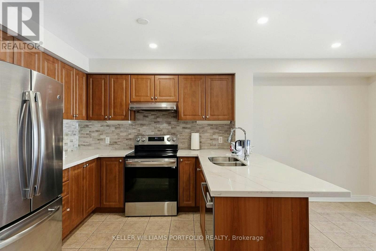 8 Gateway Court, Whitby, ON, L1R 3M9 - 13
