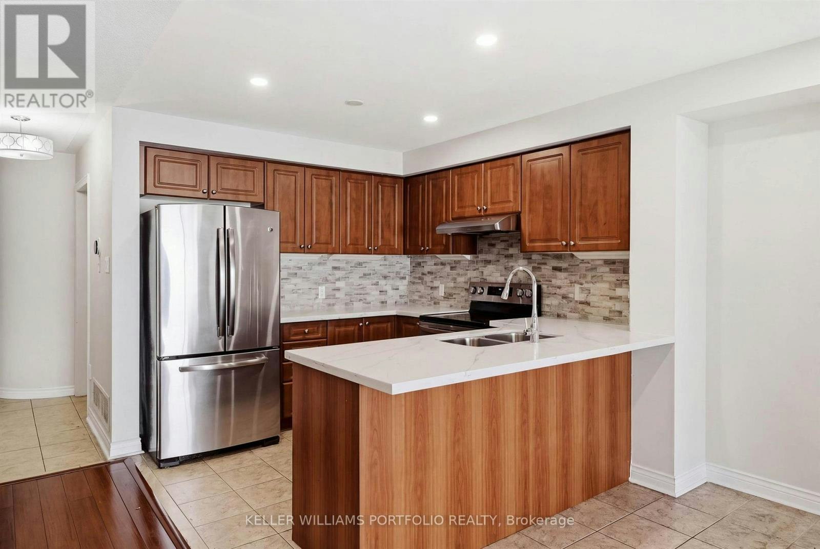 8 Gateway Court, Whitby, ON, L1R 3M9 - 12