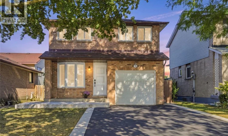 32 Twinoaks Crescent