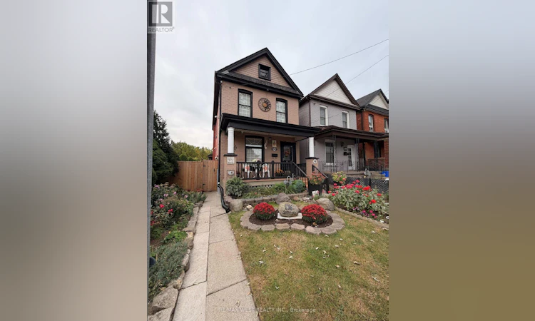 196 Simcoe Street E