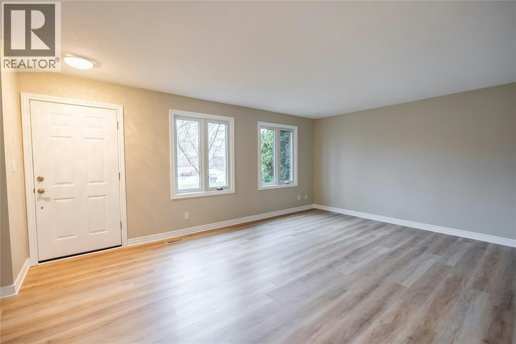 900 Everest Court, Sarnia, ON, N7T 7T6 - 4