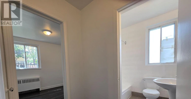 187 2 Bradley Avenue, Ottawa, ON, K1L 7E1 - 12
