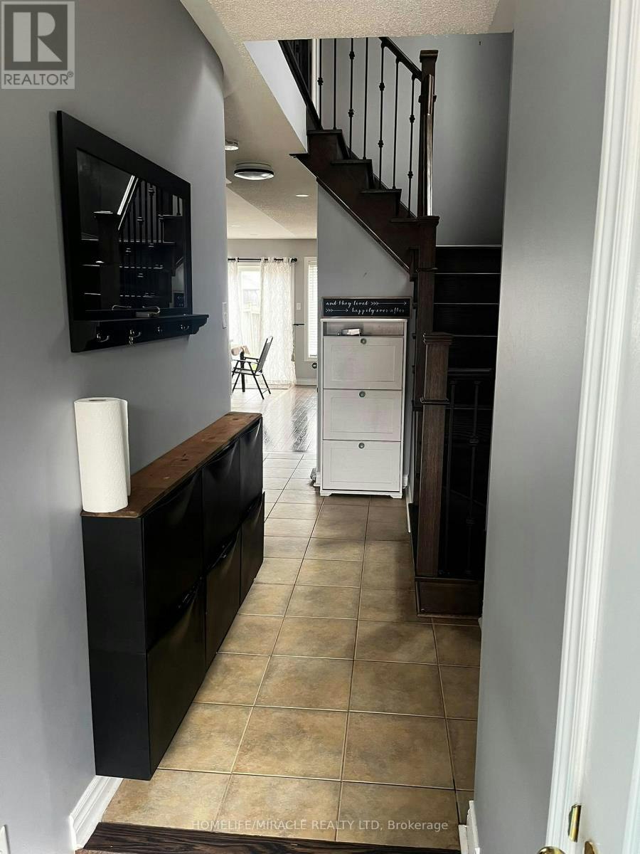 12 Gateway Court, Whitby, ON, L1R 3M9 - 4