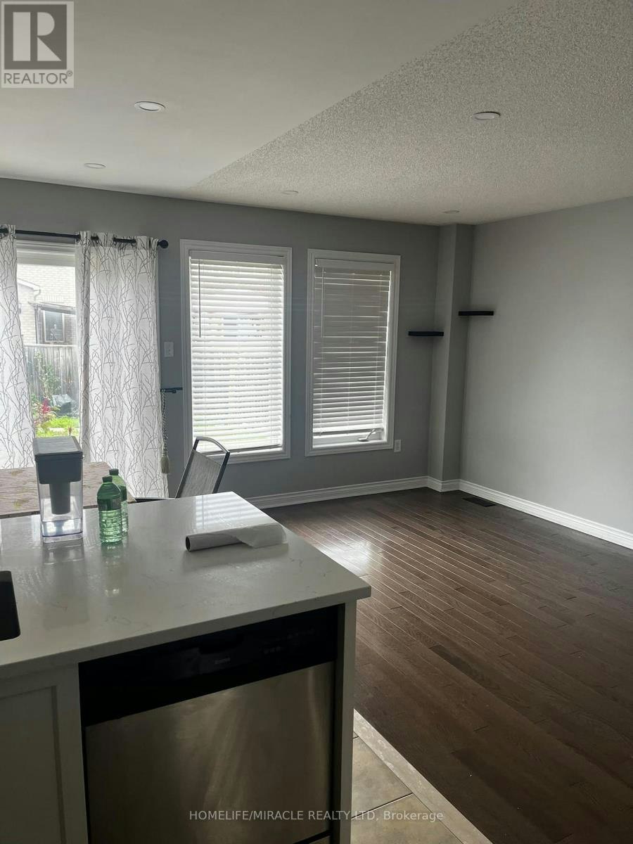 12 Gateway Court, Whitby, ON, L1R 3M9 - 3