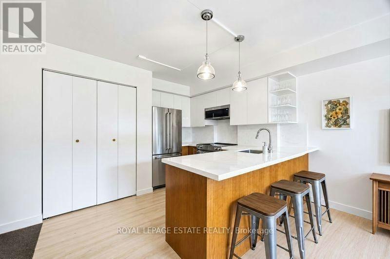 203-140 Bathurst Avenue, Toronto, ON, M5V 3N8 - 3