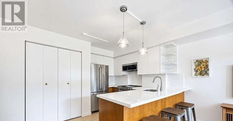 203-140 Bathurst Avenue, Toronto, ON, M5V 3N8 - 3