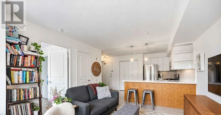 203-140 Bathurst Avenue, Toronto, ON, M5V 3N8 - 2