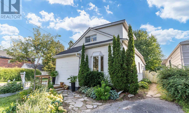 889 Third Street