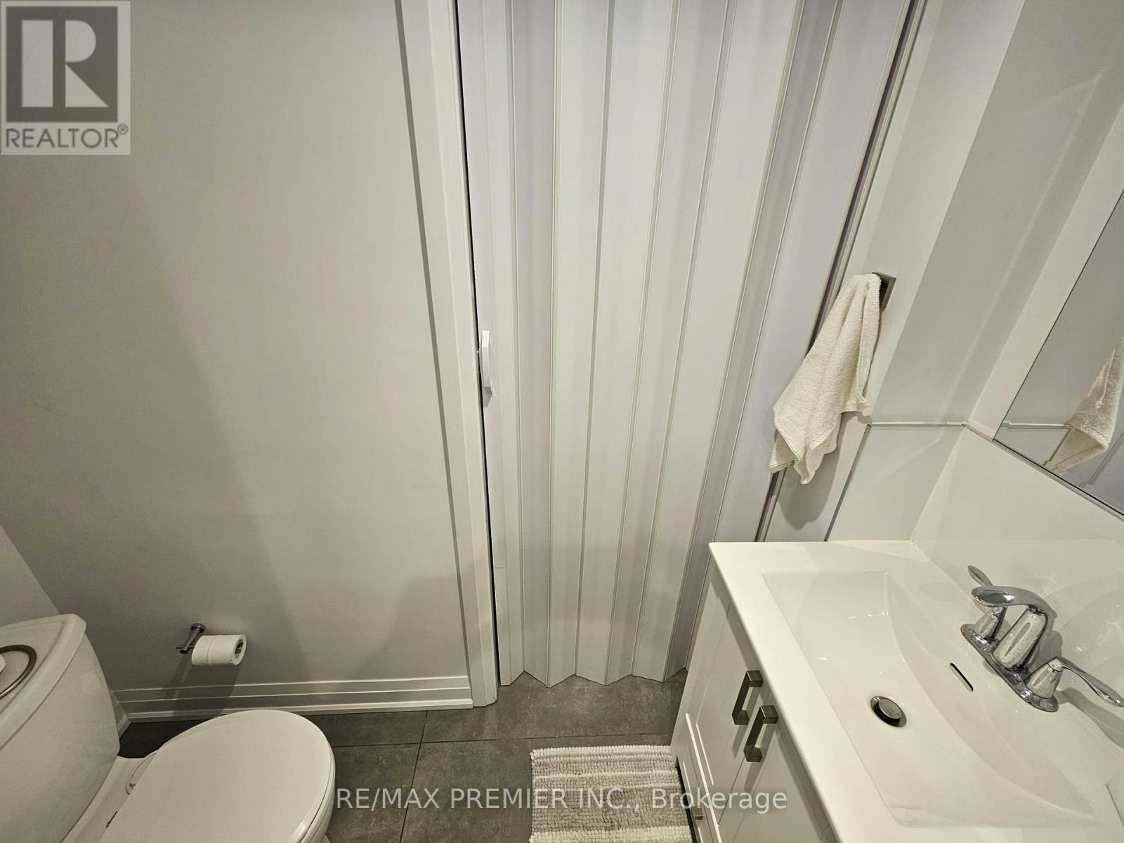 11 Edison Circle, Toronto, ON, M6L 2L3 - 14
