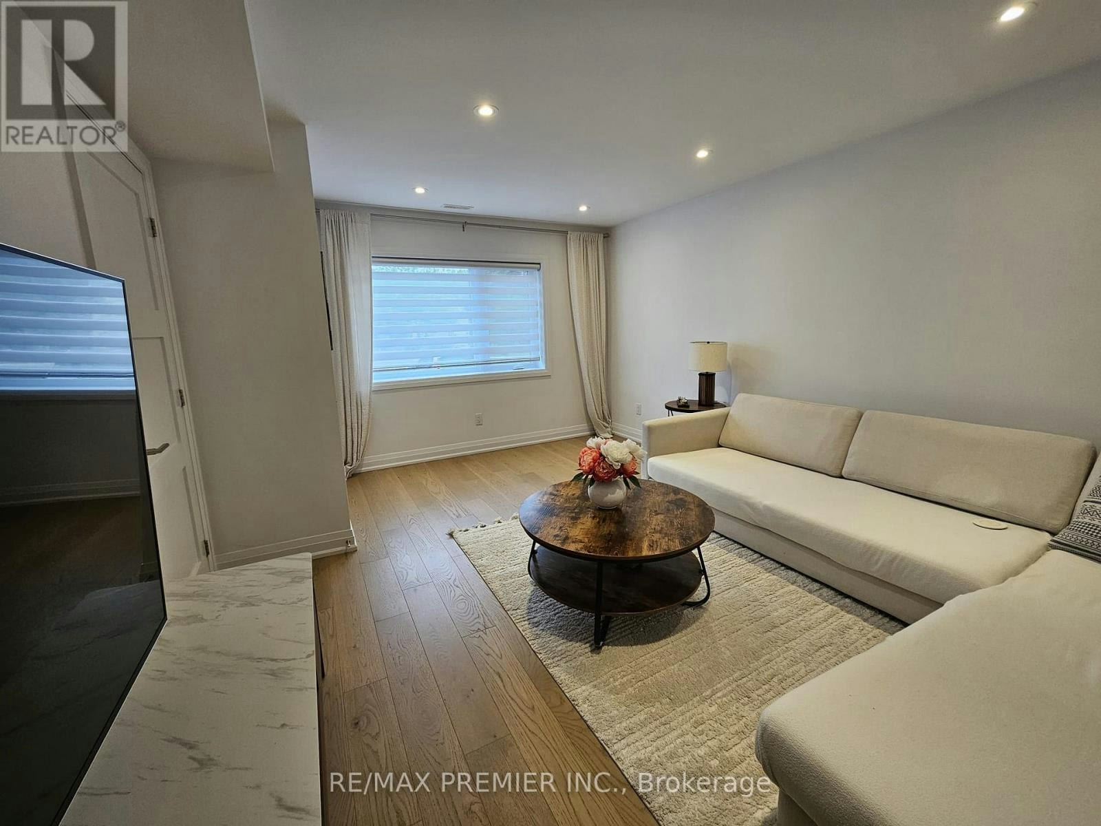 11 Edison Circle, Toronto, ON, M6L 2L3 - 12