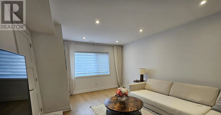 11 Edison Circle, Toronto, ON, M6L 2L3 - 12