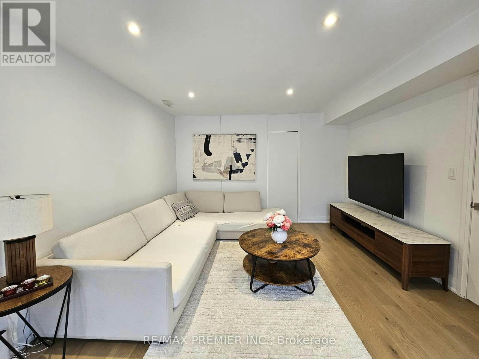 11 Edison Circle, Toronto, ON, M6L 2L3 - 11