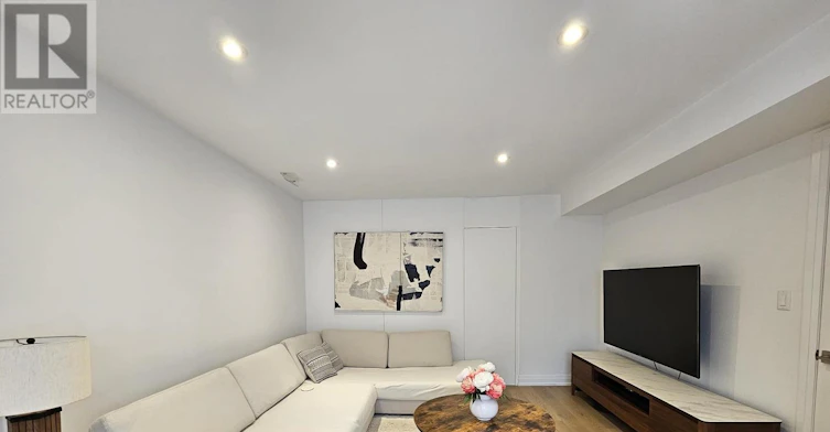 11 Edison Circle, Toronto, ON, M6L 2L3 - 11
