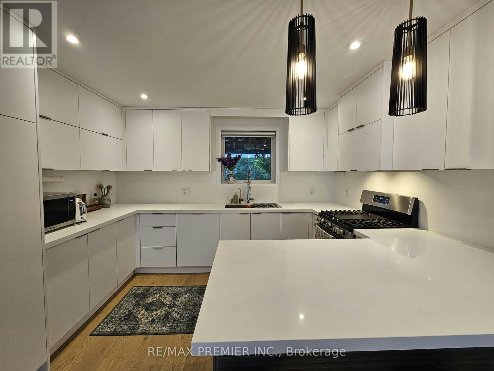 11 Edison Circle, Toronto, ON, M6L 2L3 - 9