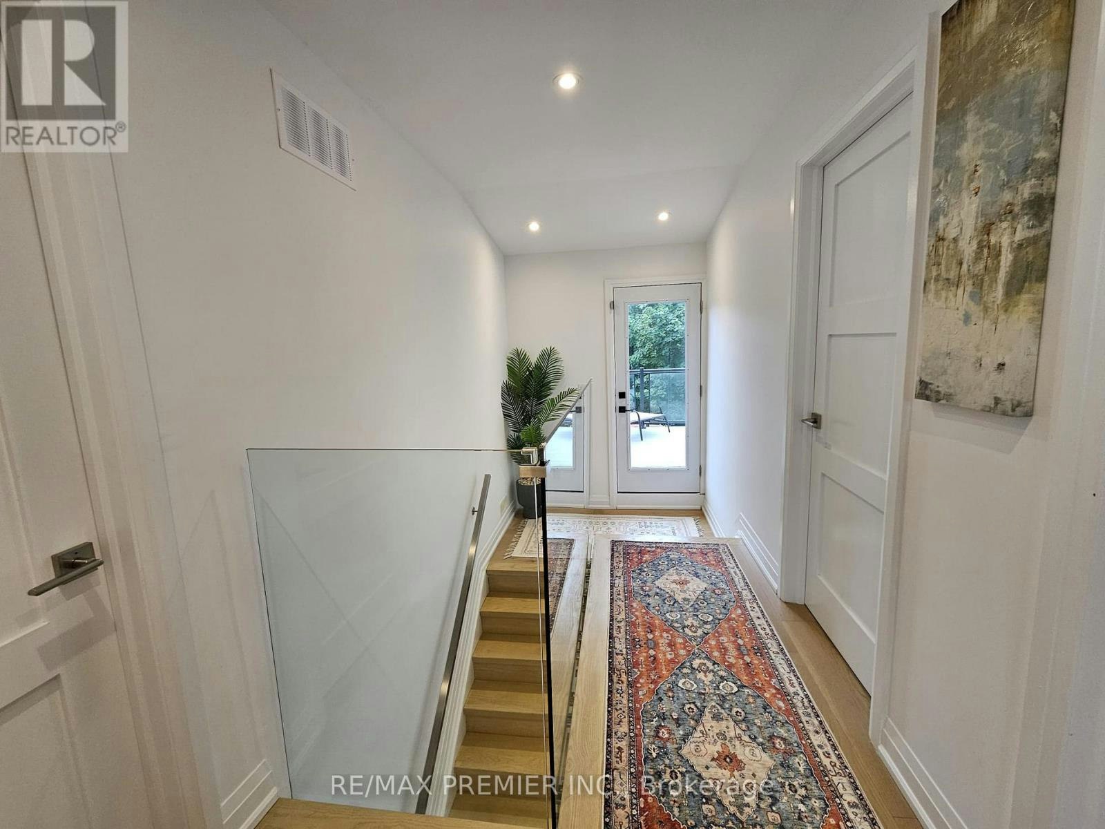 11 Edison Circle, Toronto, ON, M6L 2L3 - 16