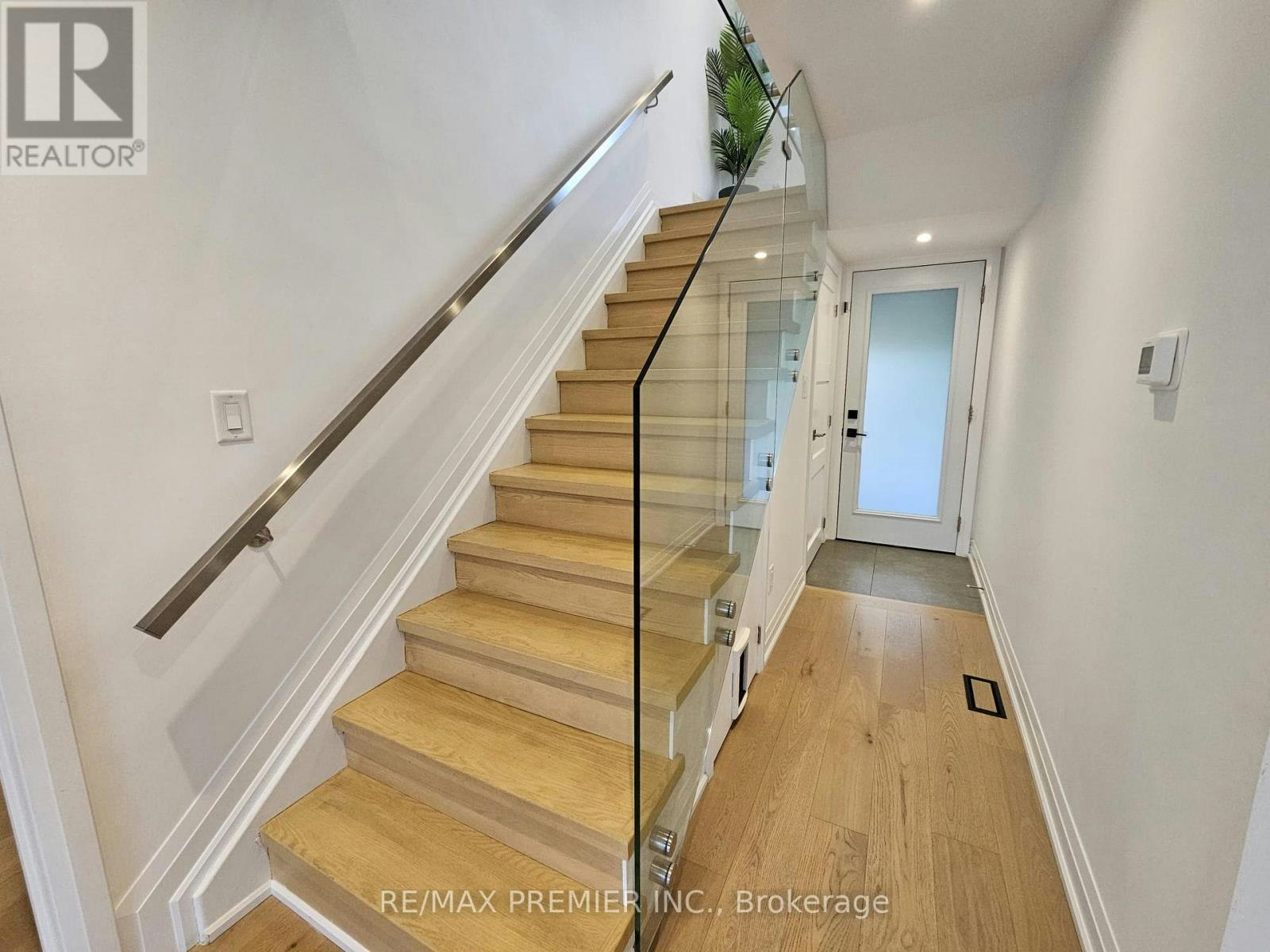 11 Edison Circle, Toronto, ON, M6L 2L3 - 13