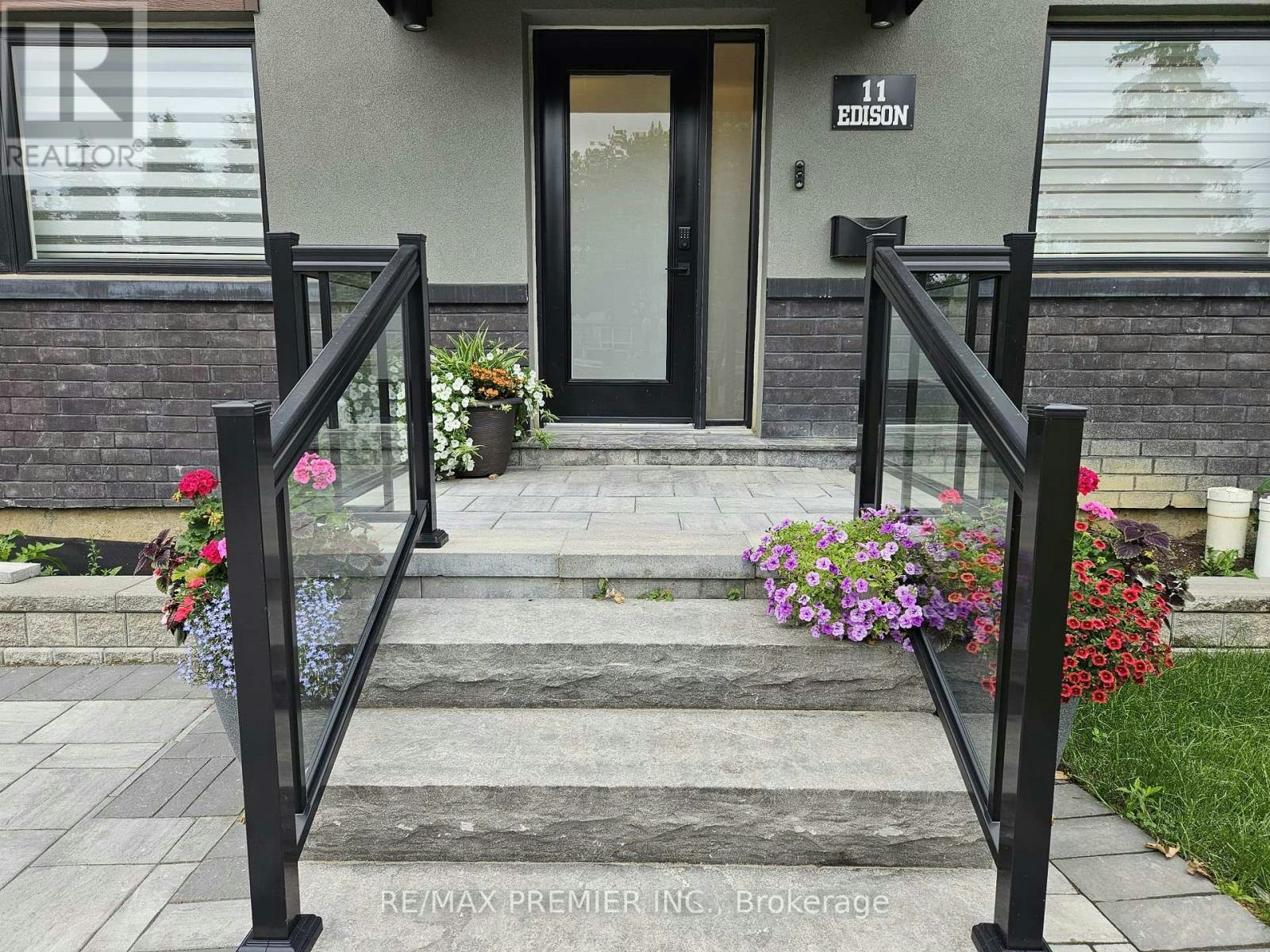 11 Edison Circle, Toronto, ON, M6L 2L3 - 3