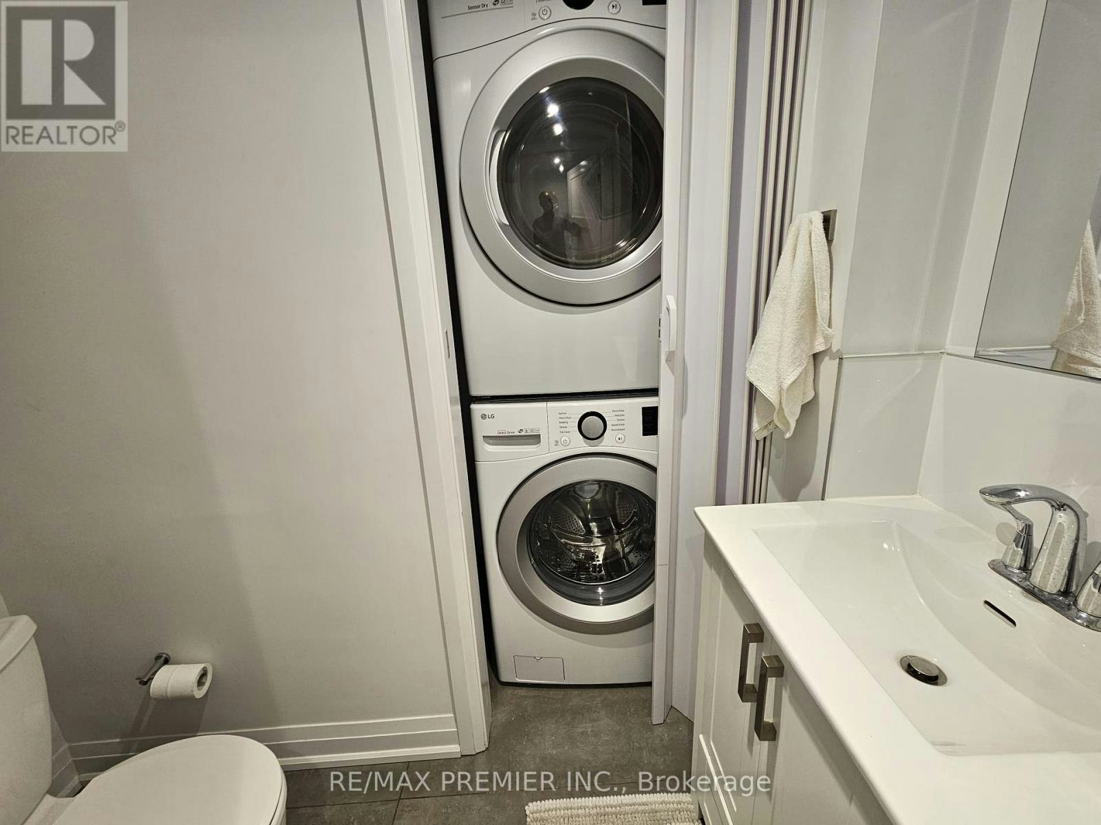 11 Edison Circle, Toronto, ON, M6L 2L3 - 15