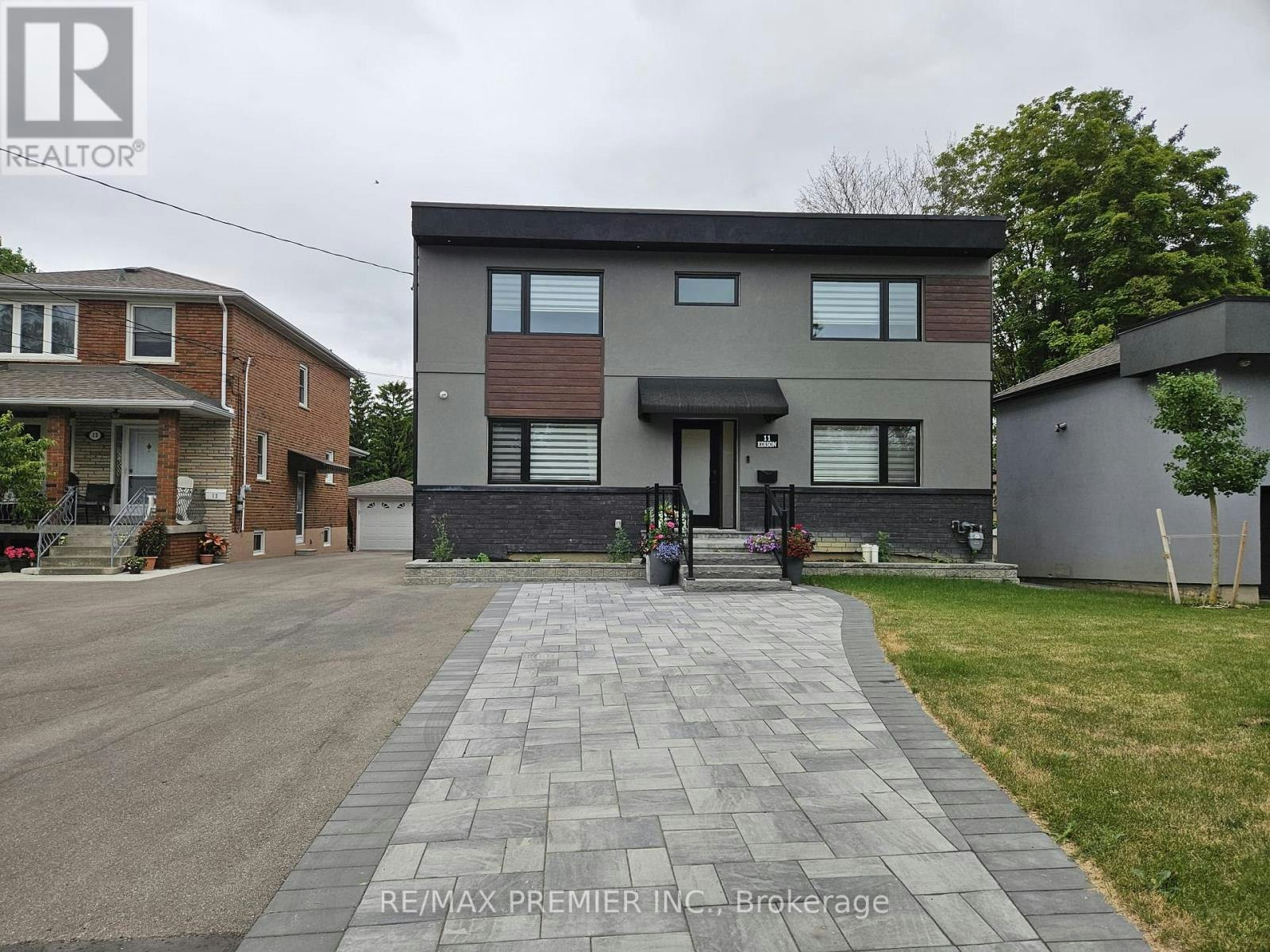 11 Edison Circle, Toronto, ON, M6L 2L3