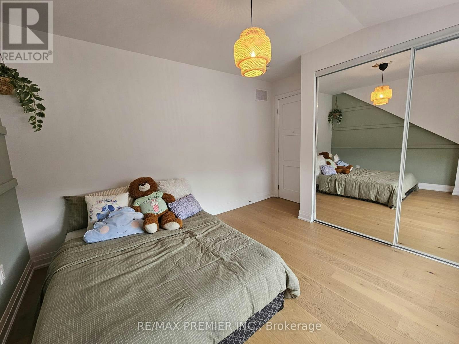 11 Edison Circle, Toronto, ON, M6L 2L3 - 21