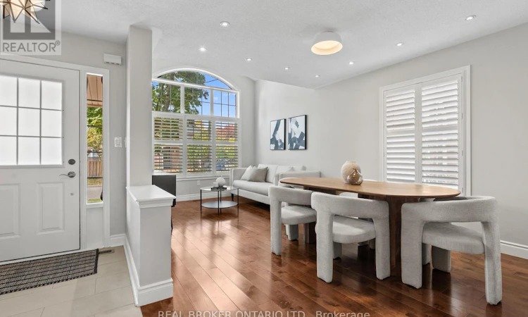 2349 Falkland Crescent