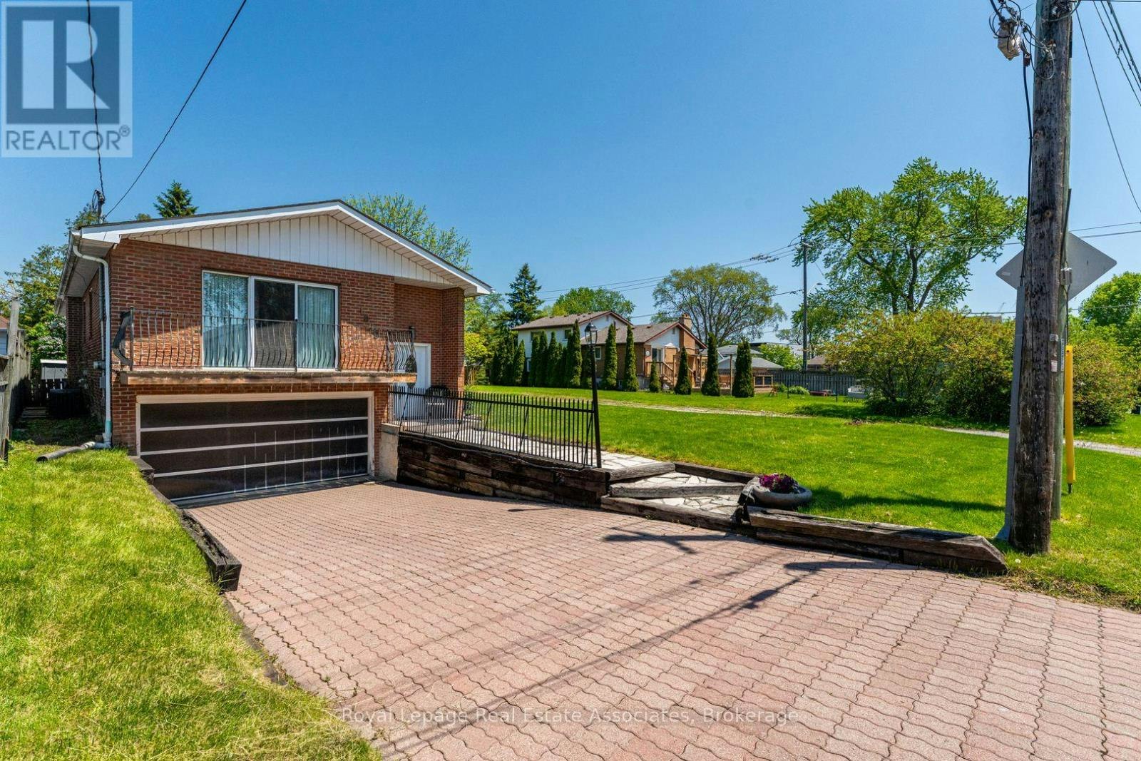 1069 Alexandra Avenue, Mississauga, ON, L5E 2A1
