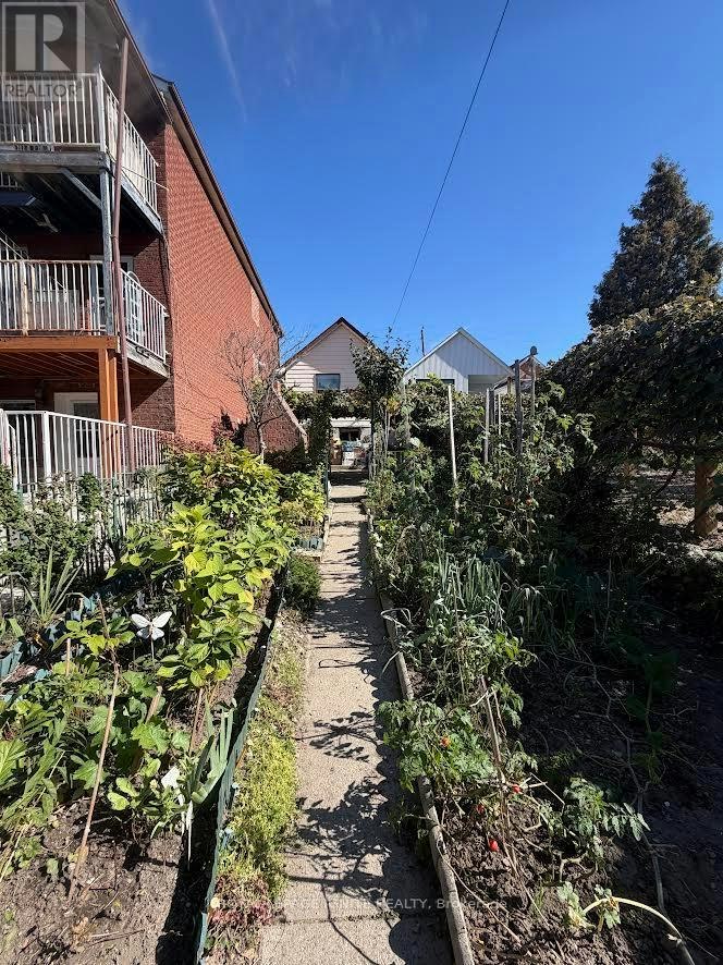 40 Avon Avenue, Toronto, ON, M6N 3W7