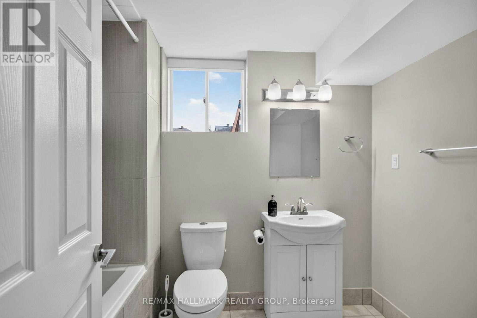 18 Sweetbay Circle, Ottawa, ON, K2S 0W8 - 33