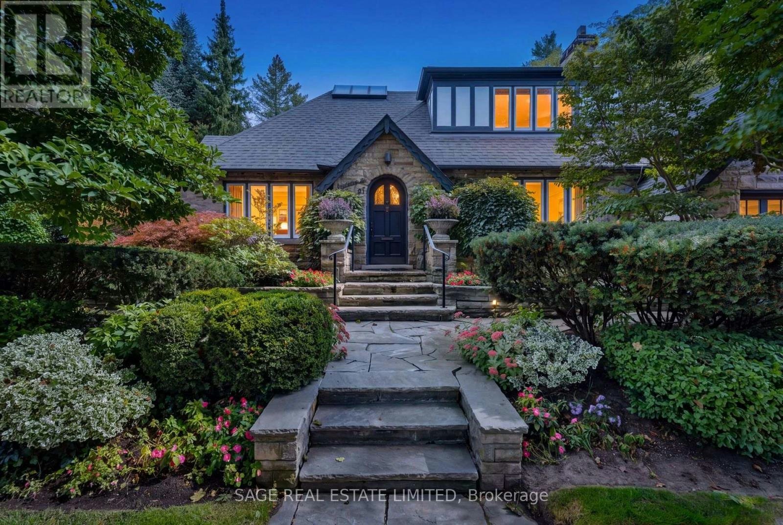 51 King Georges Road, Toronto, ON, M8X 1L4