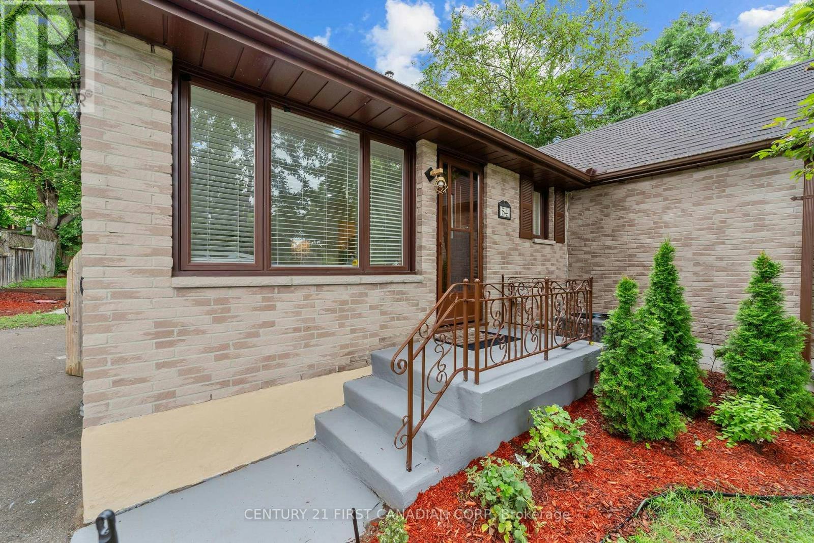 54 Manitoulin Drive, London, ON, N5W 1M4 2