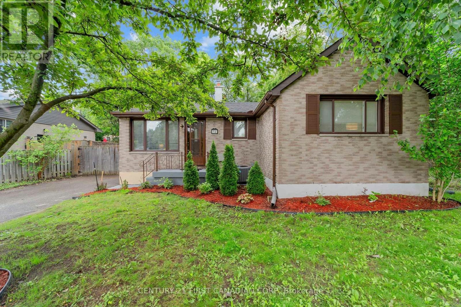 54 Manitoulin Drive, London, ON, N5W 1M4 3