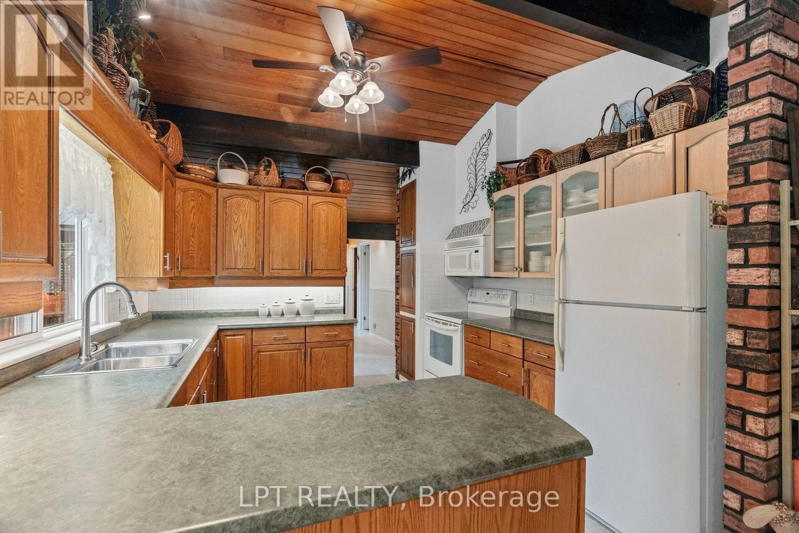 8452 Defore Drive, Lambton Shores, ON, N0M 1T0 - 12