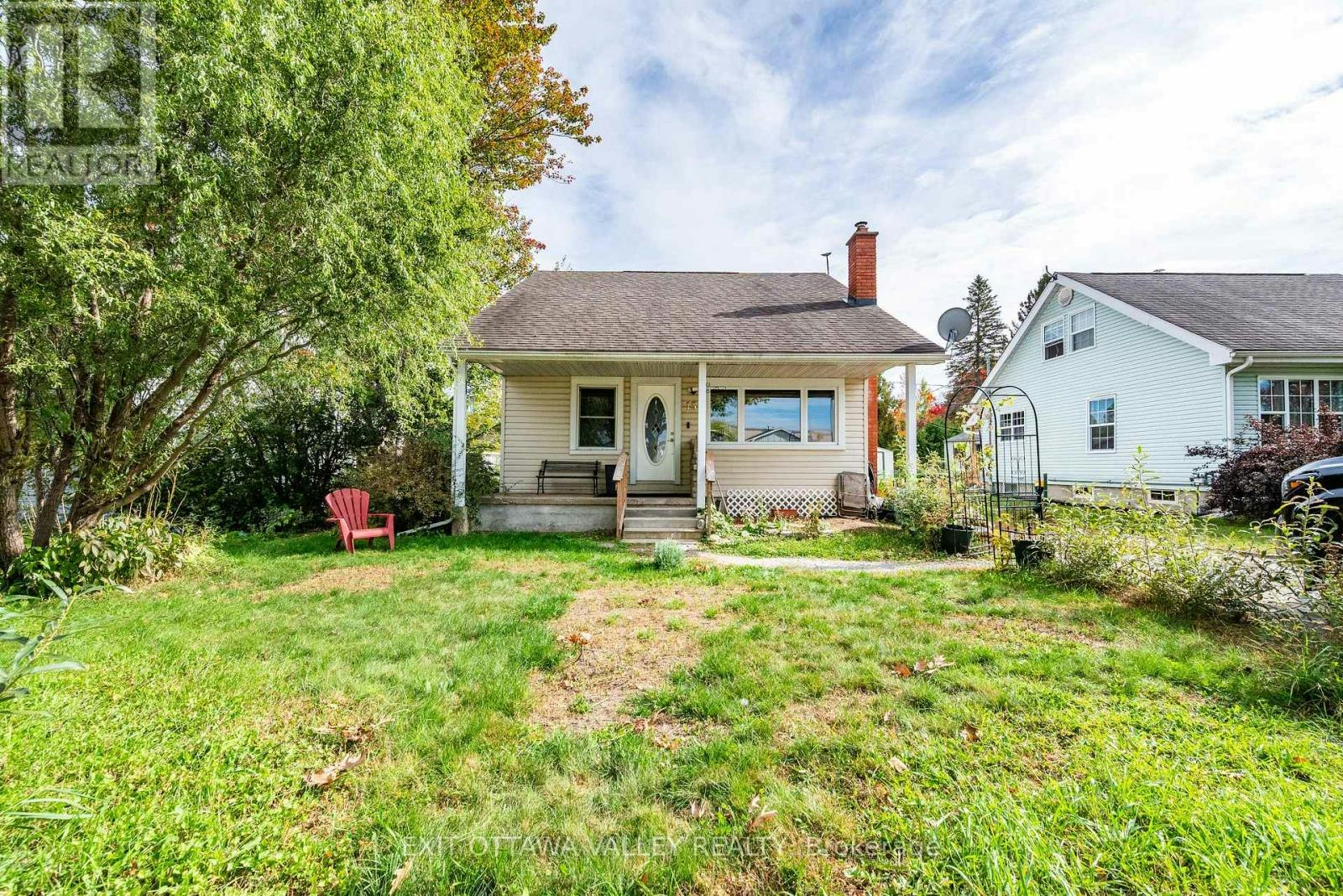 15 Troyes Street, Deep River, ON, K0J 1P0