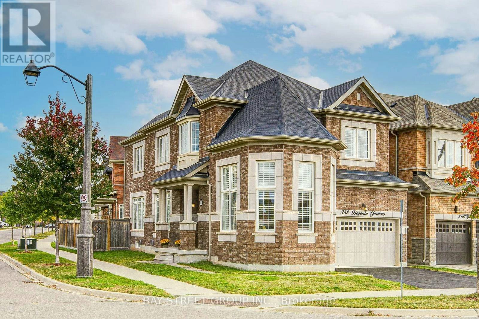 382 Begonia Gardens, Oakville, ON, L6M 1L7