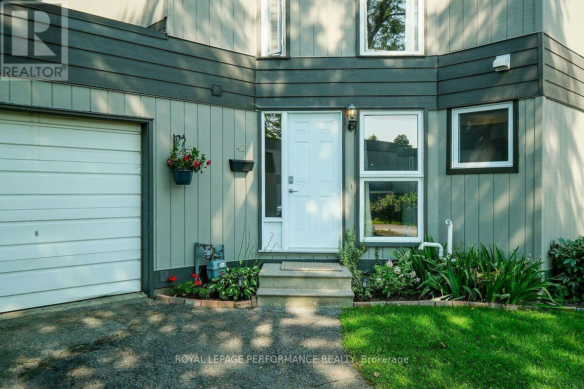 28-42 Compata Way, Ottawa, ON, K1B 4W9