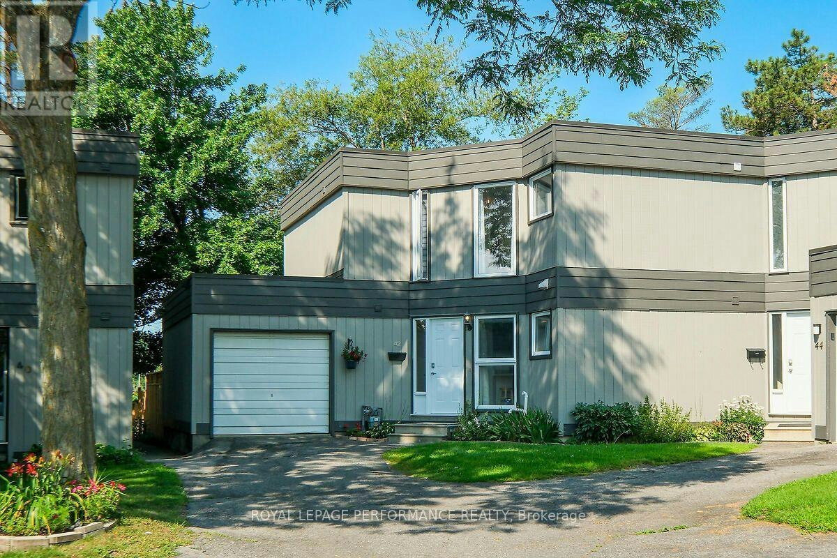 28-42 Compata Way, Ottawa, ON, K1B 4W9 - 2