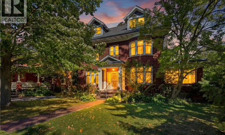 32 Wentworth Avenue